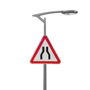 Panneau lumineux retrecissement chaussee